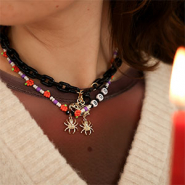 Set de inspiraciones Crea joyas únicas de Halloween con cuentas y dijes tenebrosos.