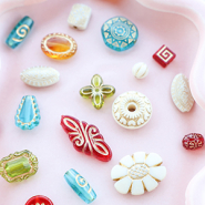 Set de inspiraciones Mix & match con abalorios acrílicos con toques dorados