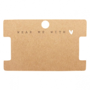 Tarjetas de joyer&iacute;a "Wear Me With &hearts;" marr&oacute;n