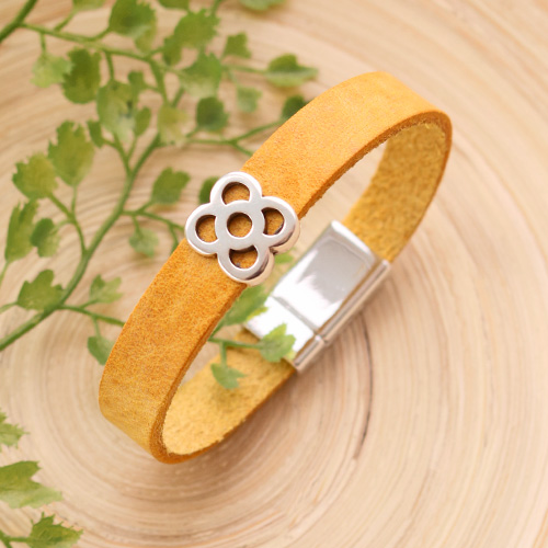 Descubra aqu&iacute; c&oacute;mo hacer pulseras con nuestra nueva colecci&oacute;n de cuero plano DQ.