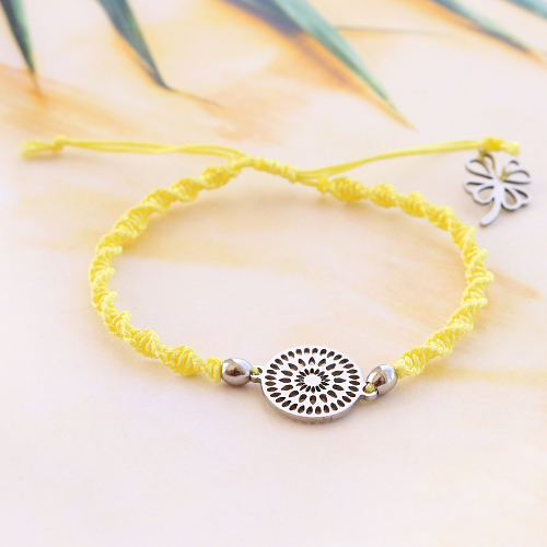 Moda veraniega: con pulseras tobilleras y pulseras de acero inoxidable