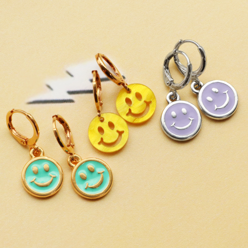 Haz maravillas con estos colgantes smiley de moda en plexx y metal DQ