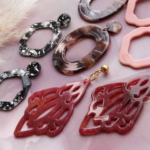 &iexcl;Insp&iacute;rate! Crea la colecci&oacute;n de pendientes m&aacute;s bonita con estos colgantes de resina