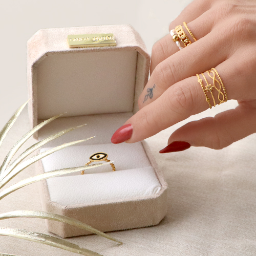 Ponte creativa con los anillos de acero inoxidable