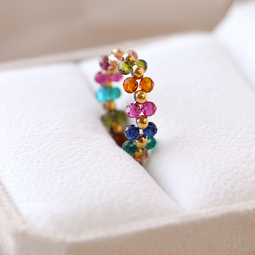 Preciosos anillos con las piedras naturales faceteadas de imitaci&oacute;n