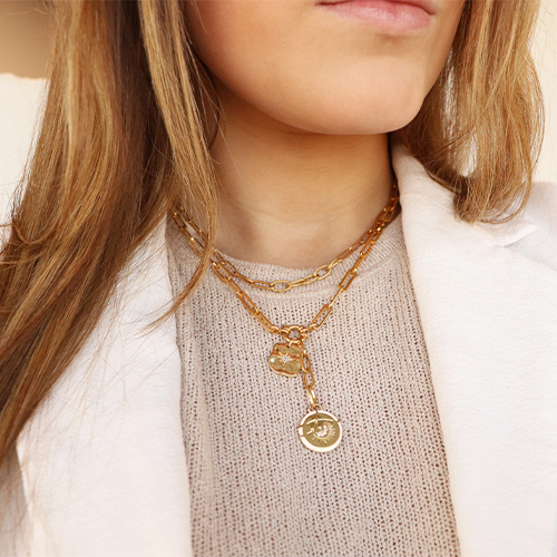 Utiliza estos colgantes met&aacute;licos de lat&oacute;n en todas tus joyas