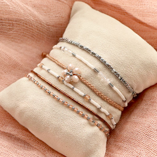 Elegante colecci&oacute;n de pulseras con abalorios hematita