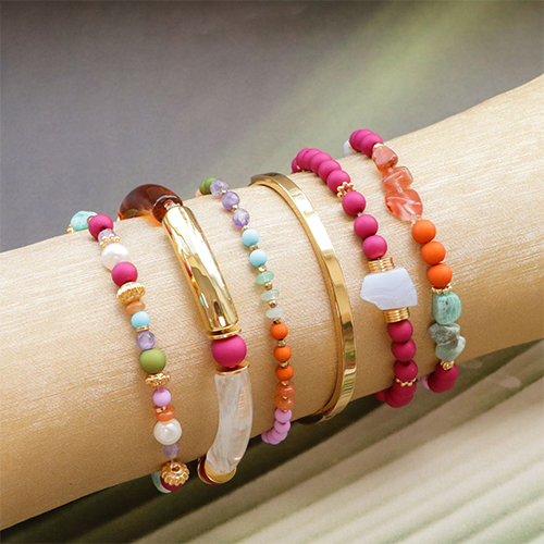 Dise&ntilde;a diversas joyas con abalorios acr&iacute;licos