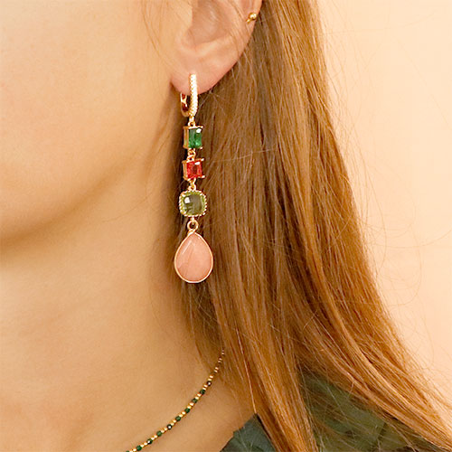 Incorpora colgantes de cristal en bonitos sets de joyer&iacute;a