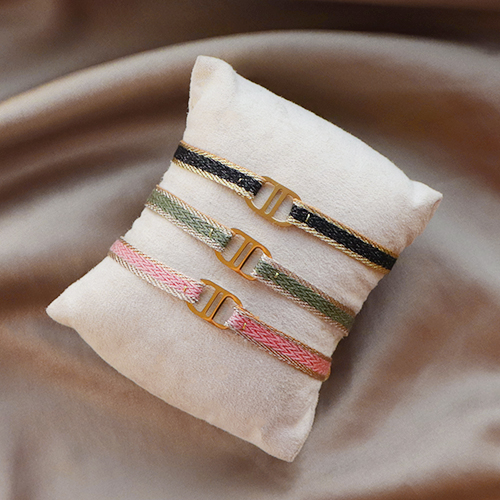 Combina las pulseras ya hechas con tus colecciones