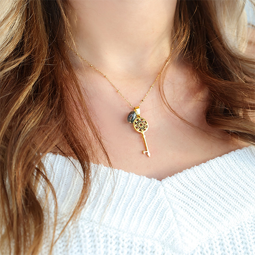 Dise&ntilde;a pendientes y collares con colgantes llave