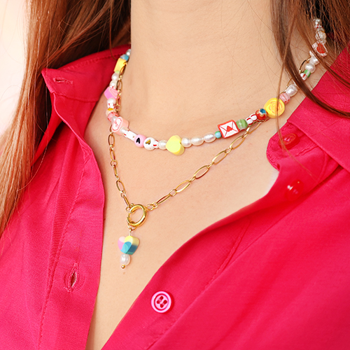 Joyer&iacute;a del D&iacute;a de San Valent&iacute;n con coloridos abalorios de pol&iacute;mero