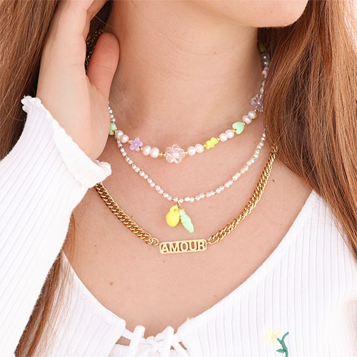 Manos a la obra con los abalorios con look acr&iacute;lico