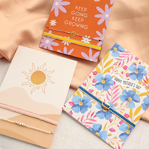 Cintas de colores y  tarjetas de joyer&iacute;a de dise&ntilde;o propio