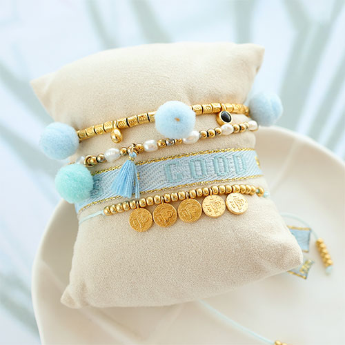 Ponte creativa con los colgantes pomp&oacute;n para crear una bonita bisuter&iacute;a  