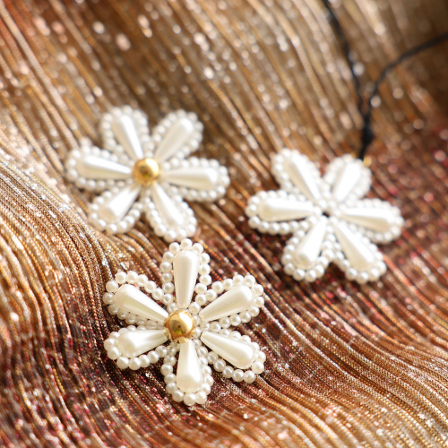 Como incorporar colgantes faceteados flor en joyer&iacute;a festiva