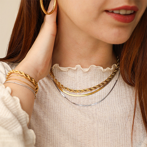 Combina collares y pulseras de acero inoxidable