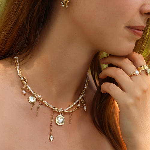 As&iacute; se crea una l&iacute;nea de verano con colgantes de concha de acero inoxidable