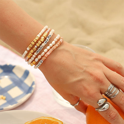 Personaliza tu colecci&oacute;n con los abalorios de letras met&aacute;licas DQ