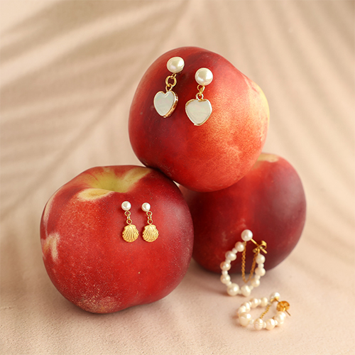 Mezcla y combina con los pendientes de perlas de agua dulce de acero inoxidable