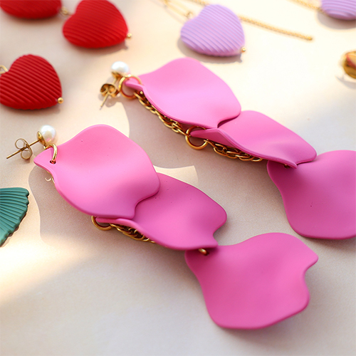 Cree una colecci&oacute;n llamativa con abalorios acr&iacute;licos y colgantes 