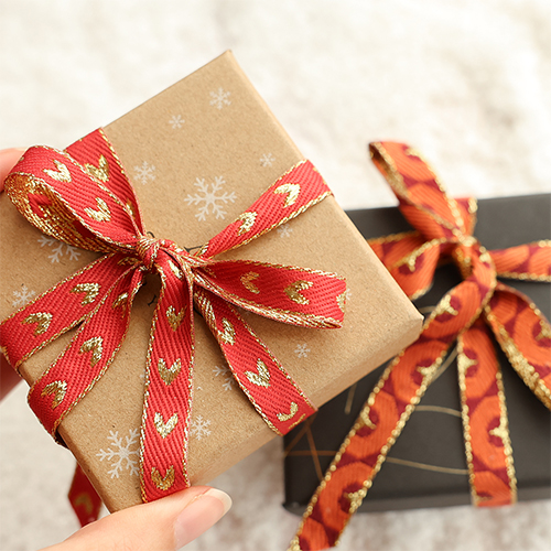 Crea pulseras, llaveros y regalos &uacute;nicos con cintas con texto