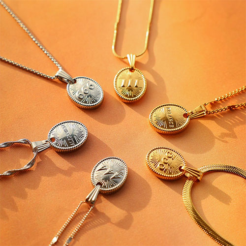 Dise&ntilde;a joyas &uacute;nicas con dijes de acero inoxidable con n&uacute;meros de &aacute;ngeles