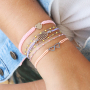 Moda veraniega: con pulseras tobilleras y pulseras de acero inoxidable