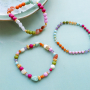 Dise&ntilde;a diversas joyas con abalorios acr&iacute;licos
