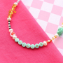 Dise&ntilde;a collares &uacute;nicos y cord&oacute;n sneaker con abalorios acr&iacute;licos de letras