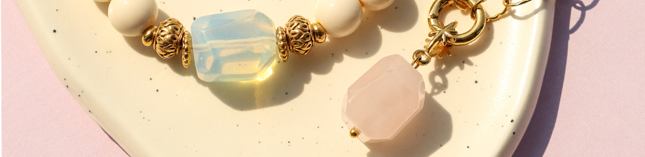 Colecci&oacute;n de abalorios y colgantes de piedra natural