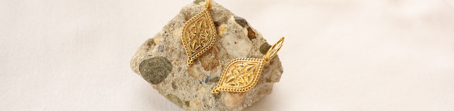 Abalorios met&aacute;licos DQ oro